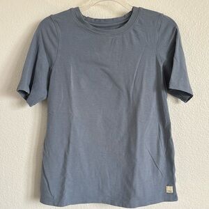 Vuori women’s shirt size small